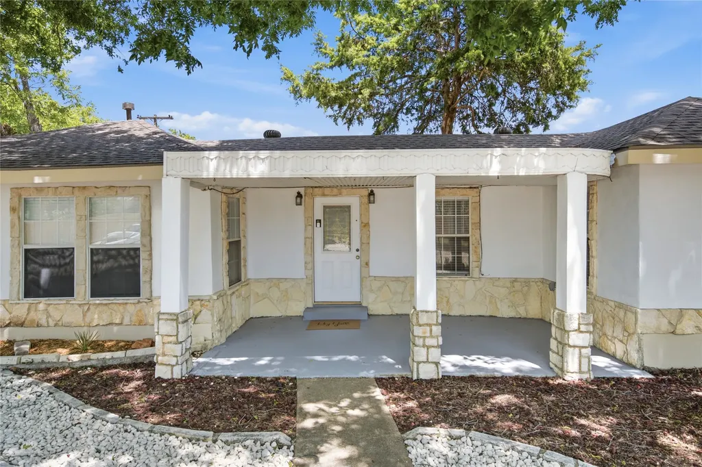 1143 Newport Avenue Dallas TX 75224