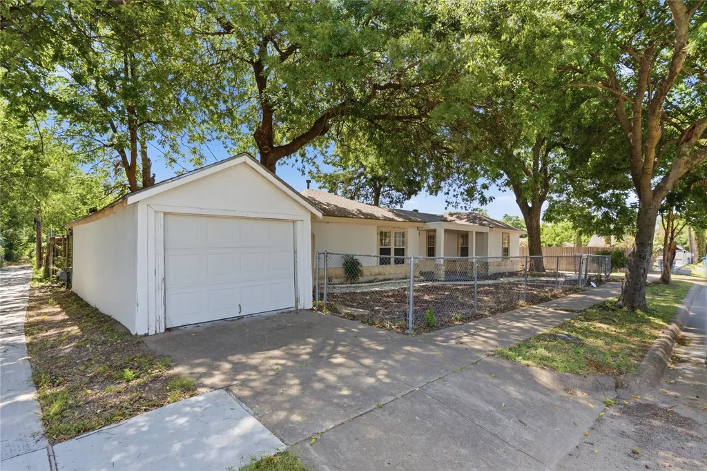 1143 Newport Avenue Dallas TX 75224