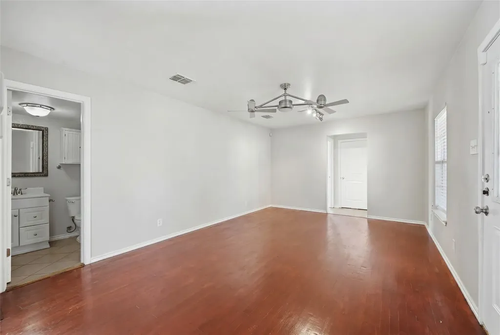1143 Newport Avenue Dallas TX 75224