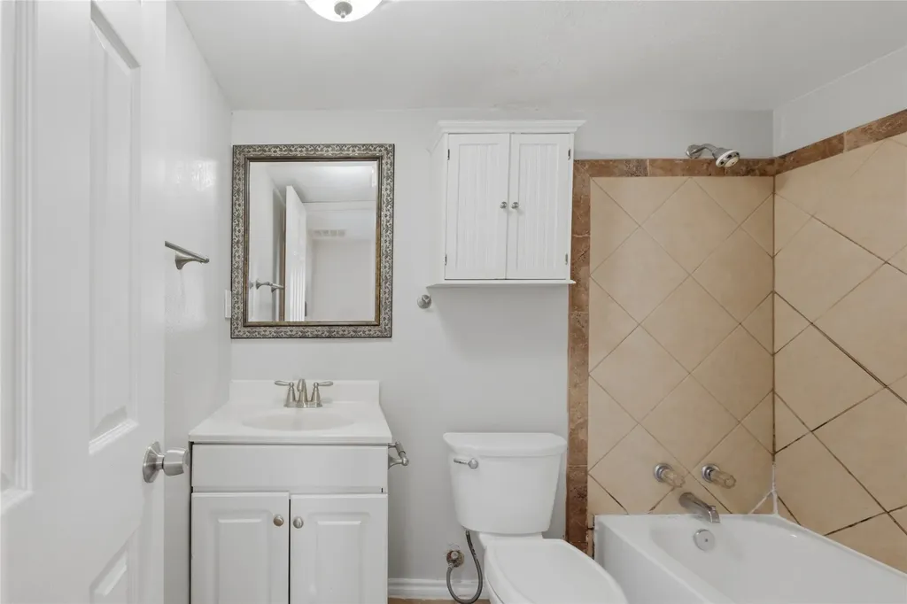 1143 Newport Avenue Dallas TX 75224