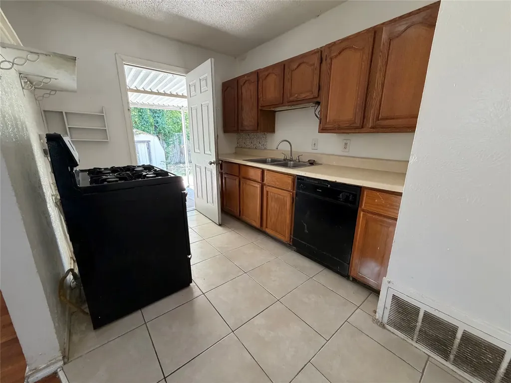 2005 Huntington Drive Arlington TX 76010