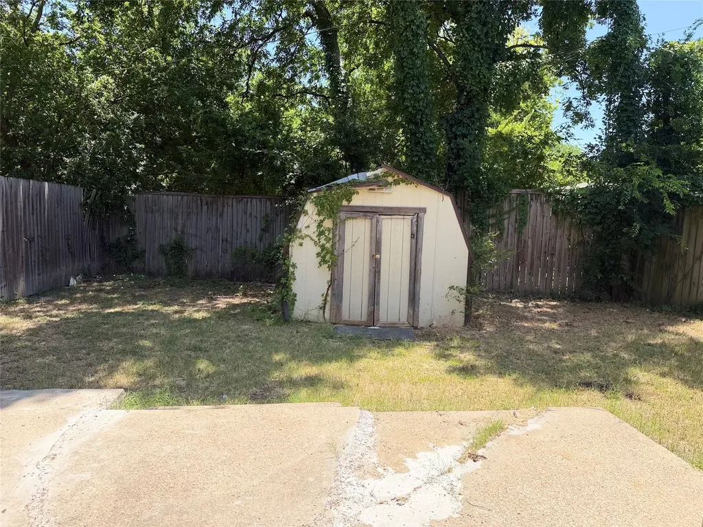 2005 Huntington Drive Arlington TX 76010