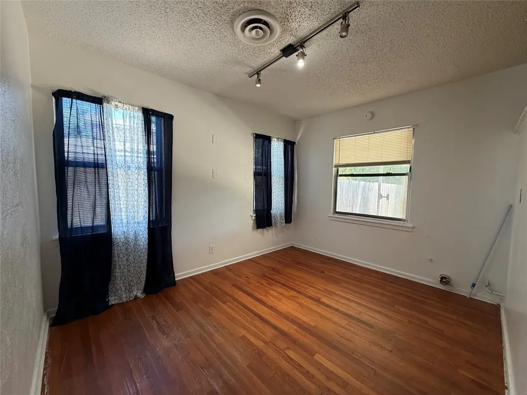 2005 Huntington Drive Arlington TX 76010