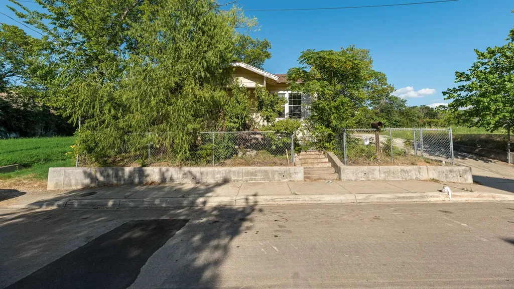 410 N Patton Avenue Dallas TX 75203