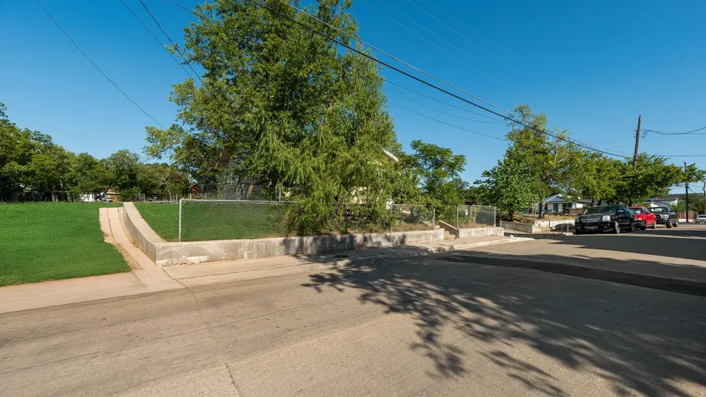 410 N Patton Avenue Dallas TX 75203