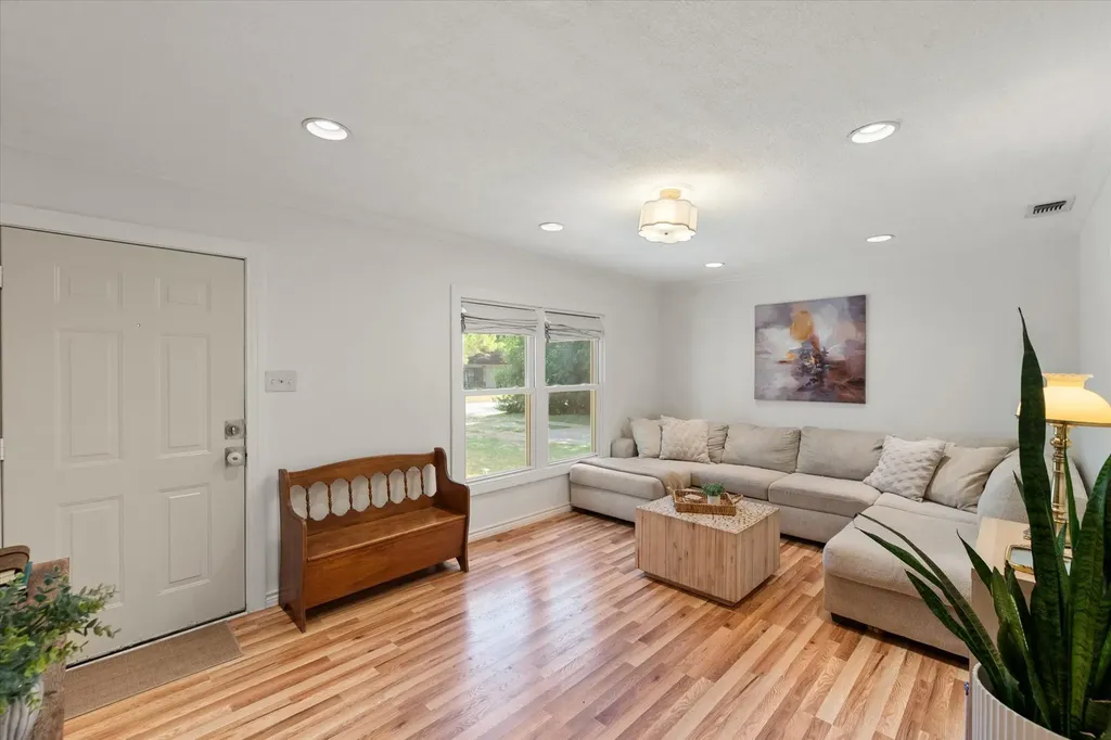 2107 Pecandale Drive Arlington TX 76013