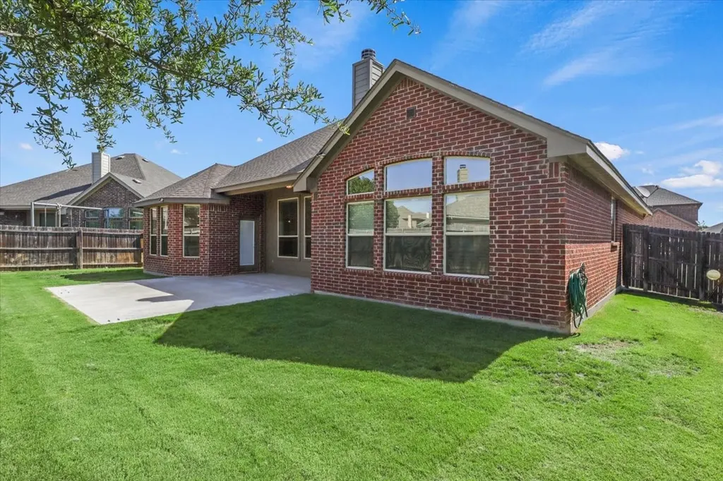 1109 Nottingham Trail Saginaw TX 76179