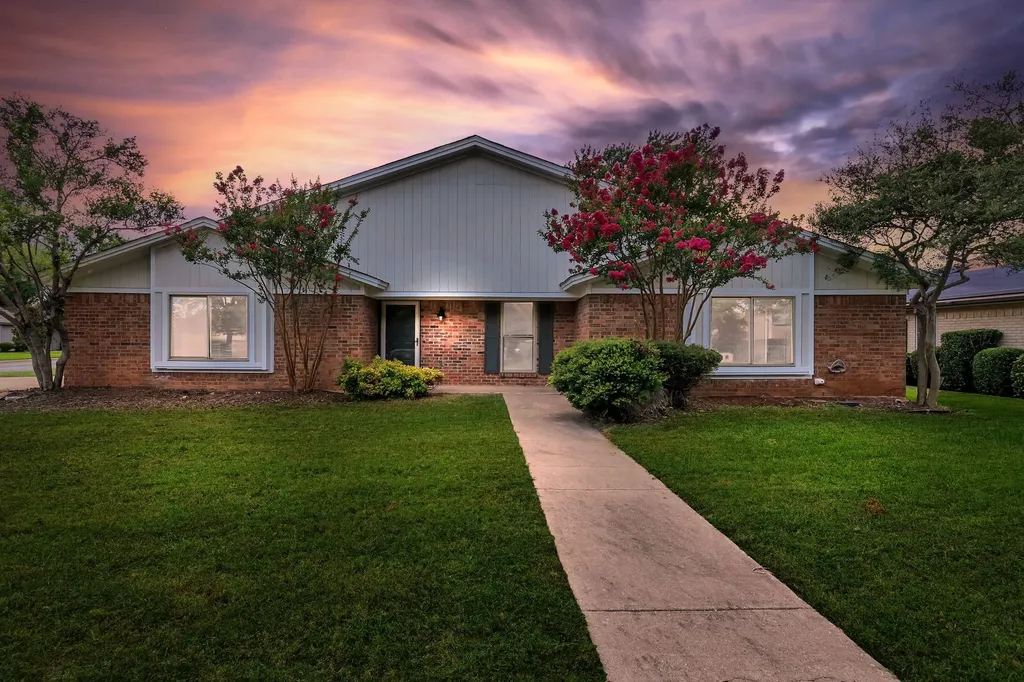 5501 Wood View Street North Richland Hills TX 76180