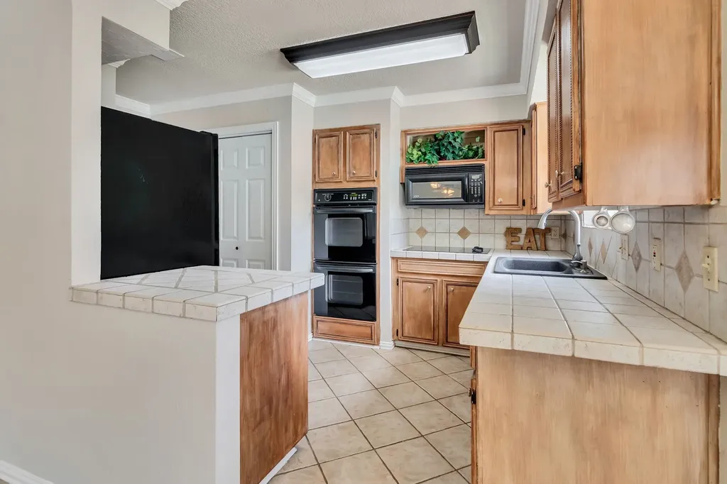 5501 Wood View Street North Richland Hills TX 76180