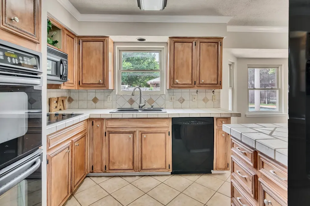 5501 Wood View Street North Richland Hills TX 76180