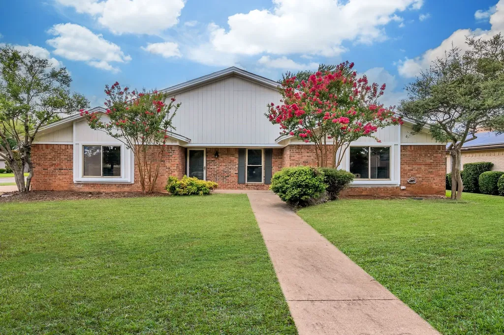 5501 Wood View Street North Richland Hills TX 76180