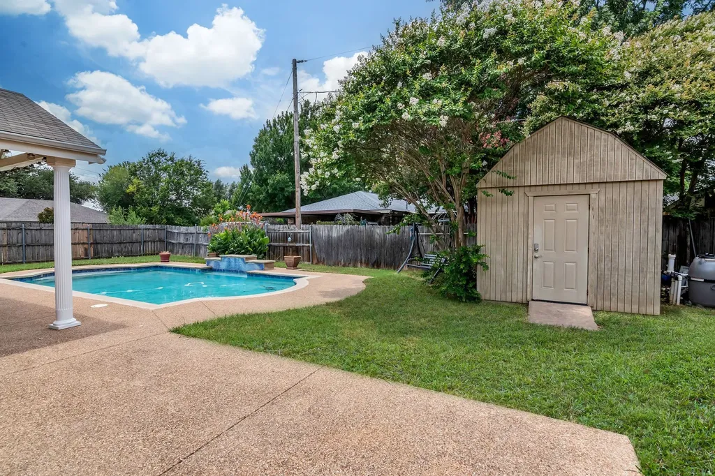 5501 Wood View Street North Richland Hills TX 76180