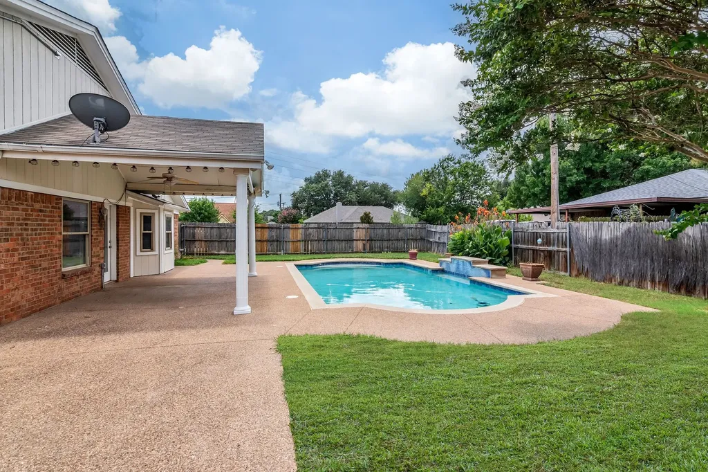 5501 Wood View Street North Richland Hills TX 76180
