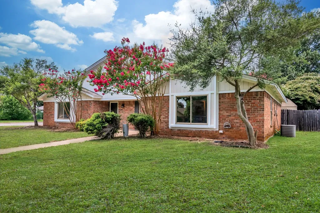 5501 Wood View Street North Richland Hills TX 76180