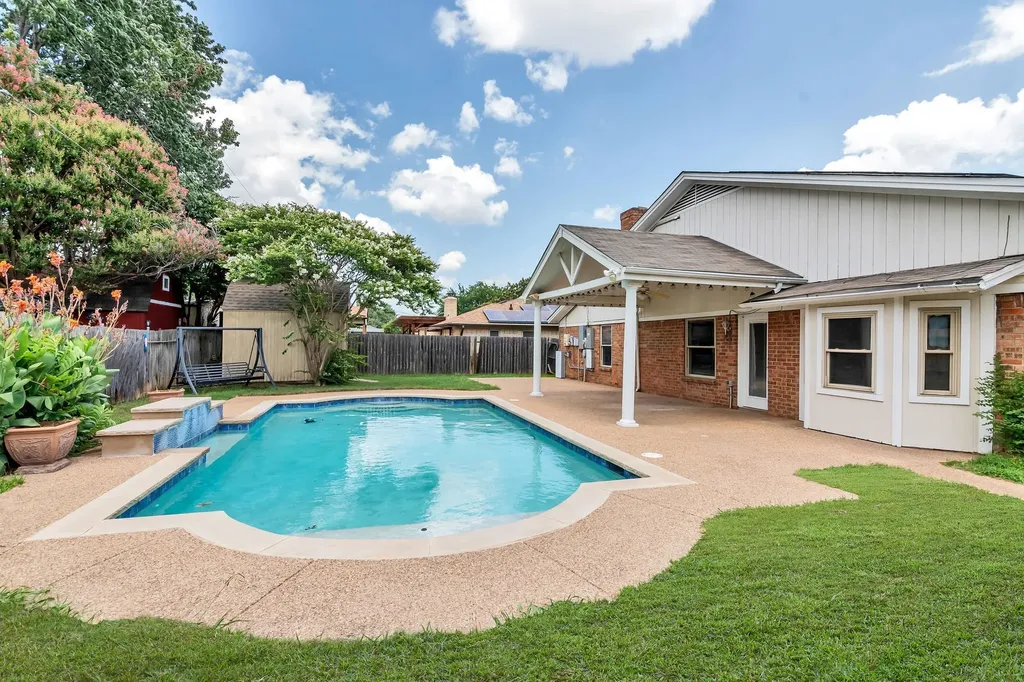 5501 Wood View Street North Richland Hills TX 76180