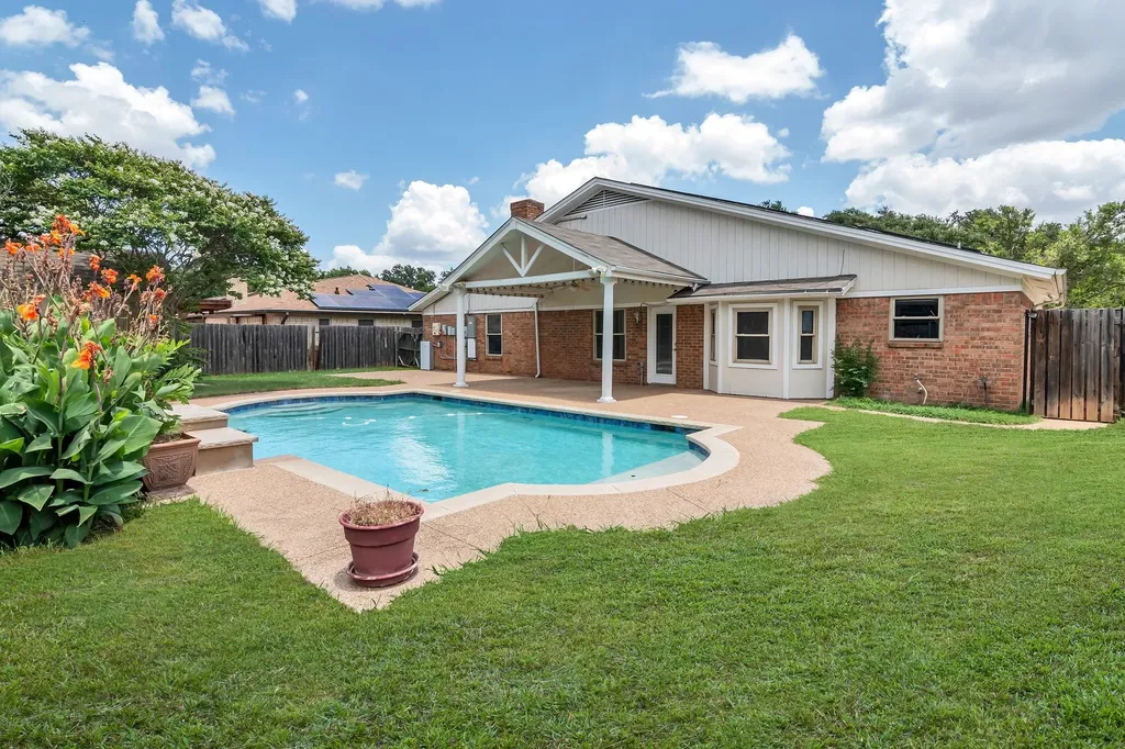 5501 Wood View Street North Richland Hills TX 76180
