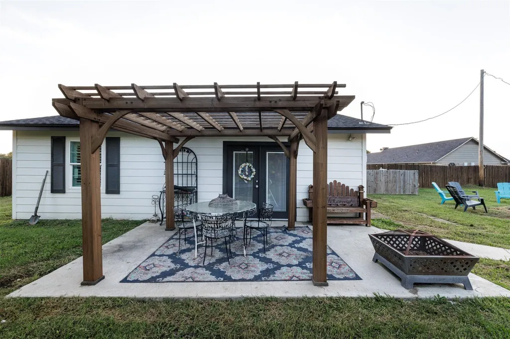 511 S Sulphur Street Leonard TX 75452
