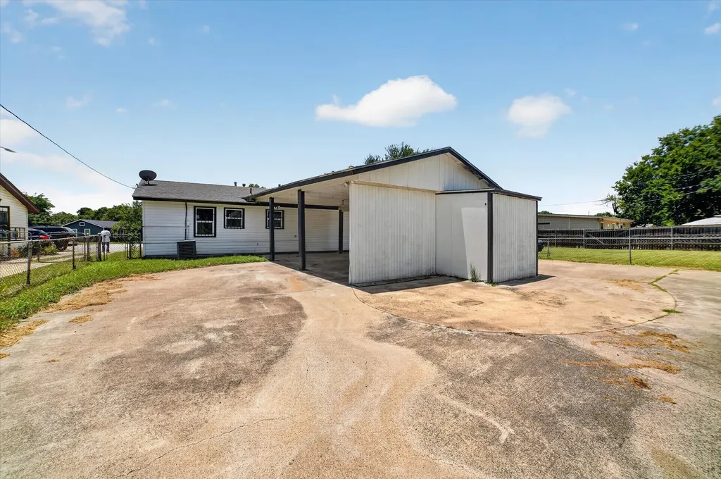 5137 E Berry Street Fort Worth TX 76119