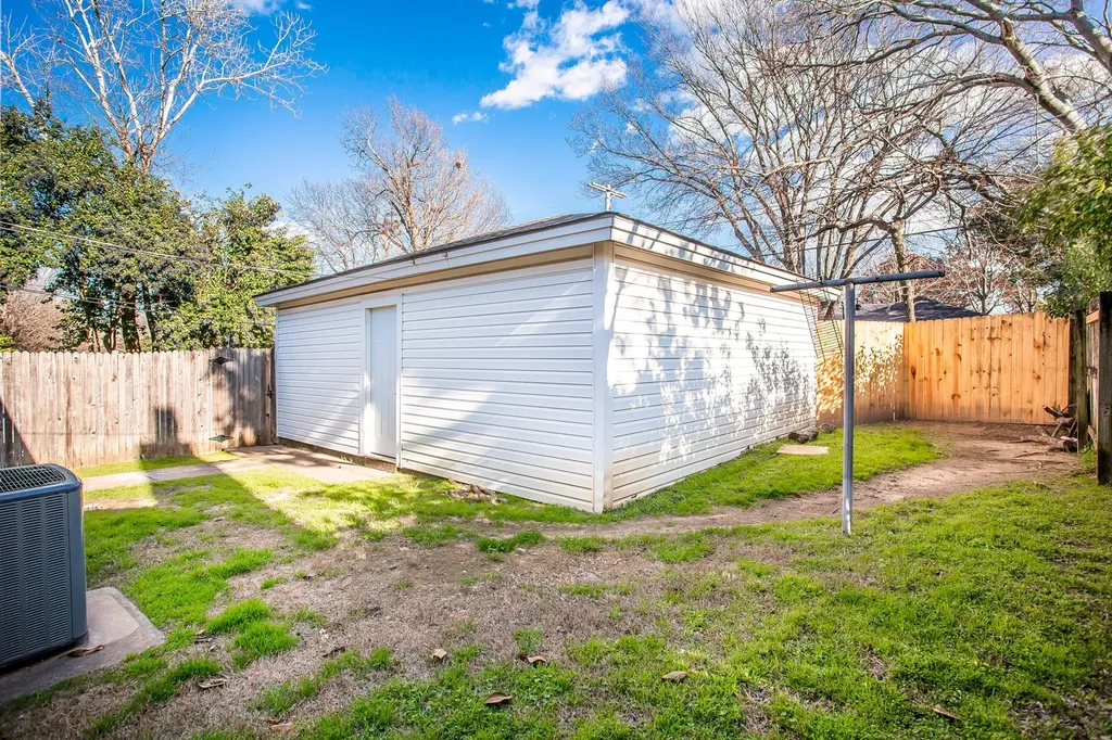 7010 & 7012 Kingsbury Drive Dallas TX 75231