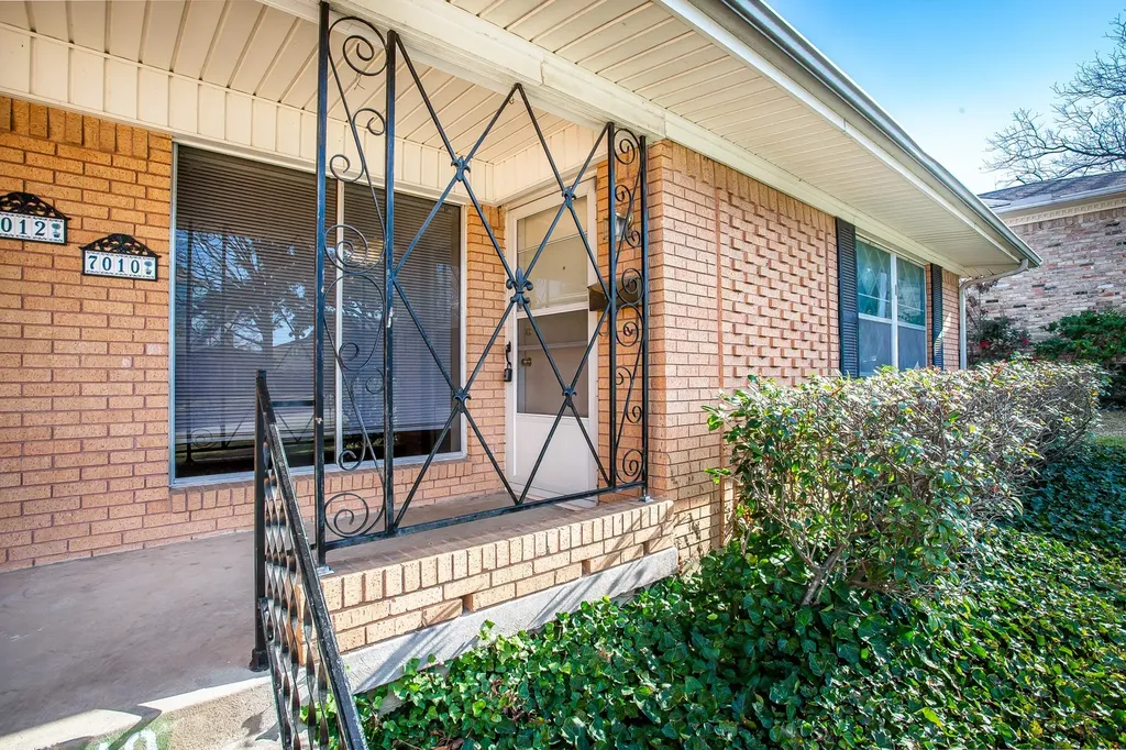 7010 & 7012 Kingsbury Drive Dallas TX 75231
