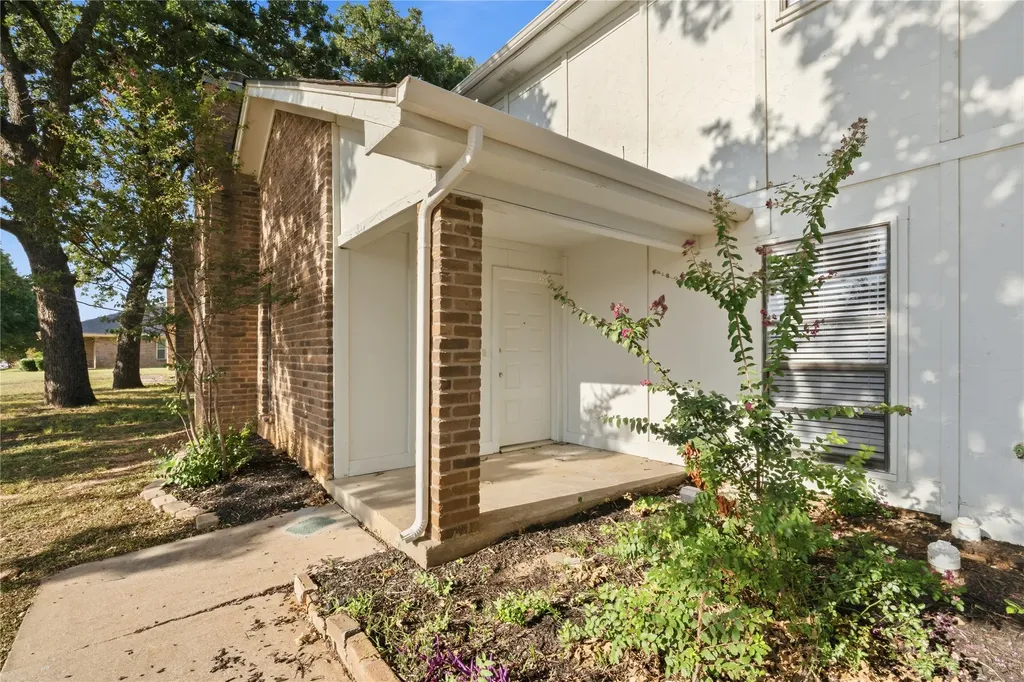 1620 Brown Trail Hurst TX 76054