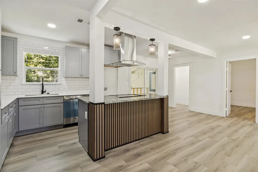 2120 Tisinger Avenue Dallas TX 75228