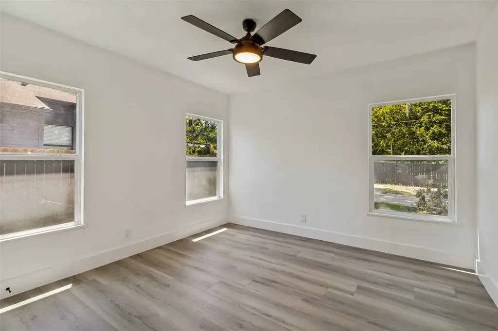 2120 Tisinger Avenue Dallas TX 75228