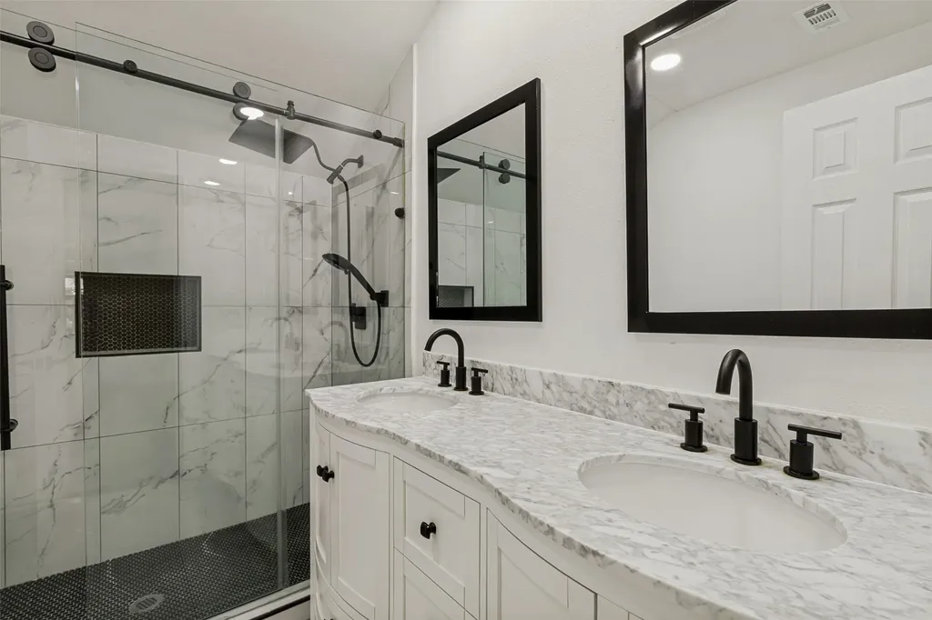 2120 Tisinger Avenue Dallas TX 75228