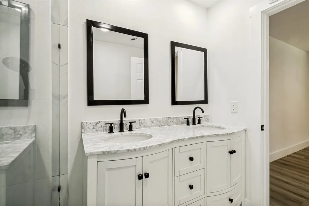 2120 Tisinger Avenue Dallas TX 75228