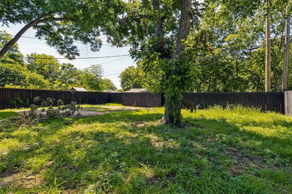 2120 Tisinger Avenue Dallas TX 75228