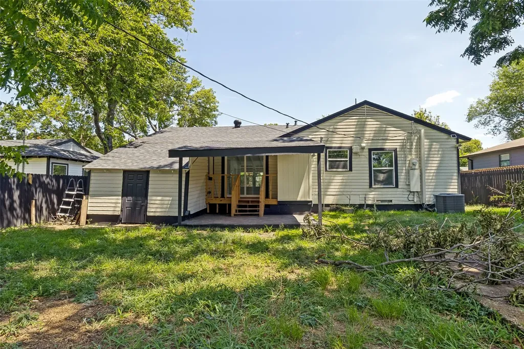 2120 Tisinger Avenue Dallas TX 75228