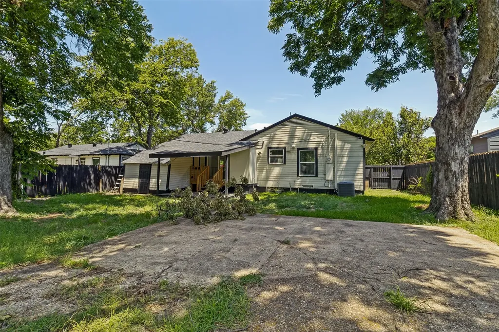 2120 Tisinger Avenue Dallas TX 75228