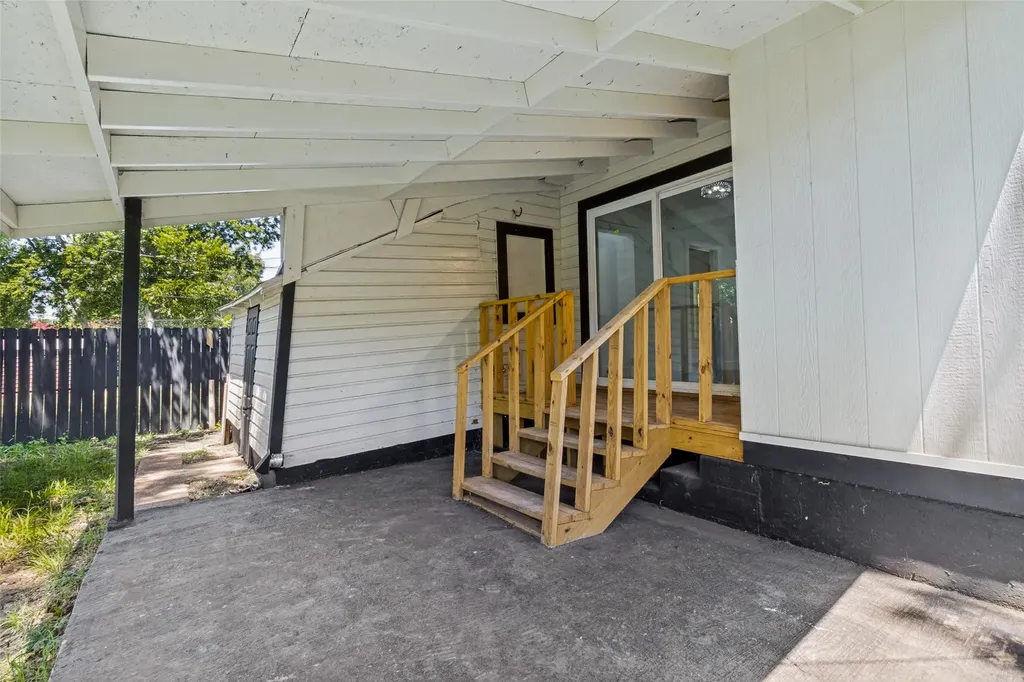 2120 Tisinger Avenue Dallas TX 75228