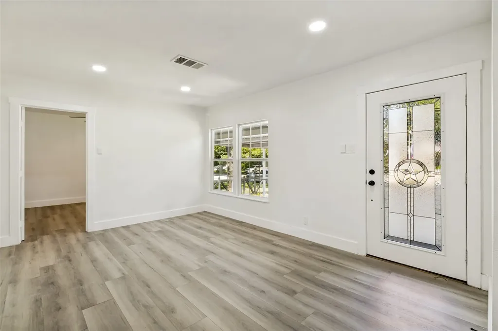 2120 Tisinger Avenue Dallas TX 75228