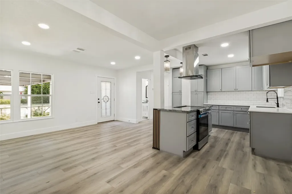 2120 Tisinger Avenue Dallas TX 75228