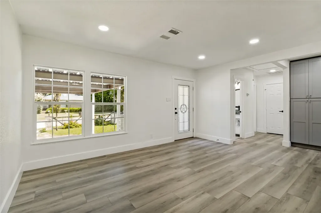 2120 Tisinger Avenue Dallas TX 75228