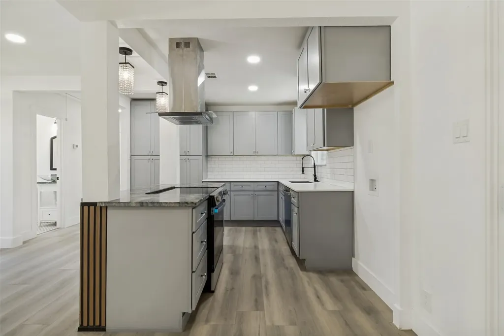 2120 Tisinger Avenue Dallas TX 75228