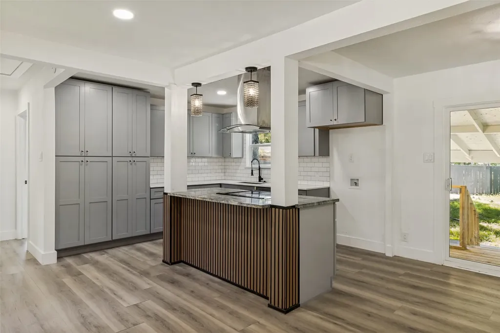 2120 Tisinger Avenue Dallas TX 75228