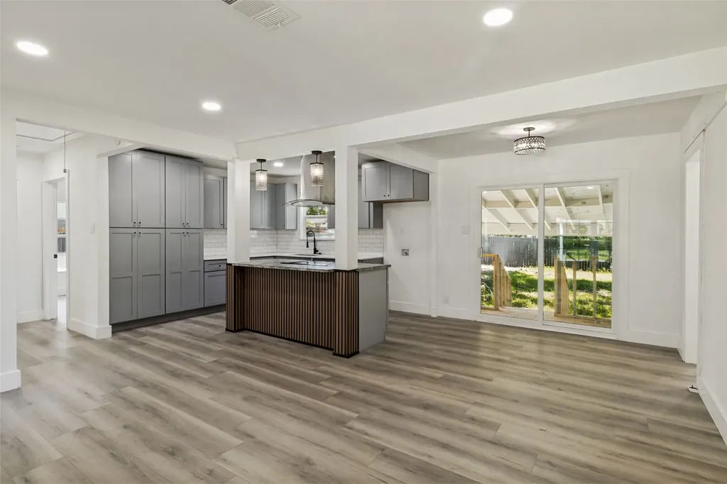 2120 Tisinger Avenue Dallas TX 75228