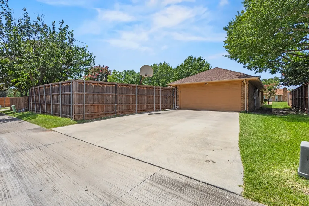 1610 Steenson Drive Carrollton TX 75007