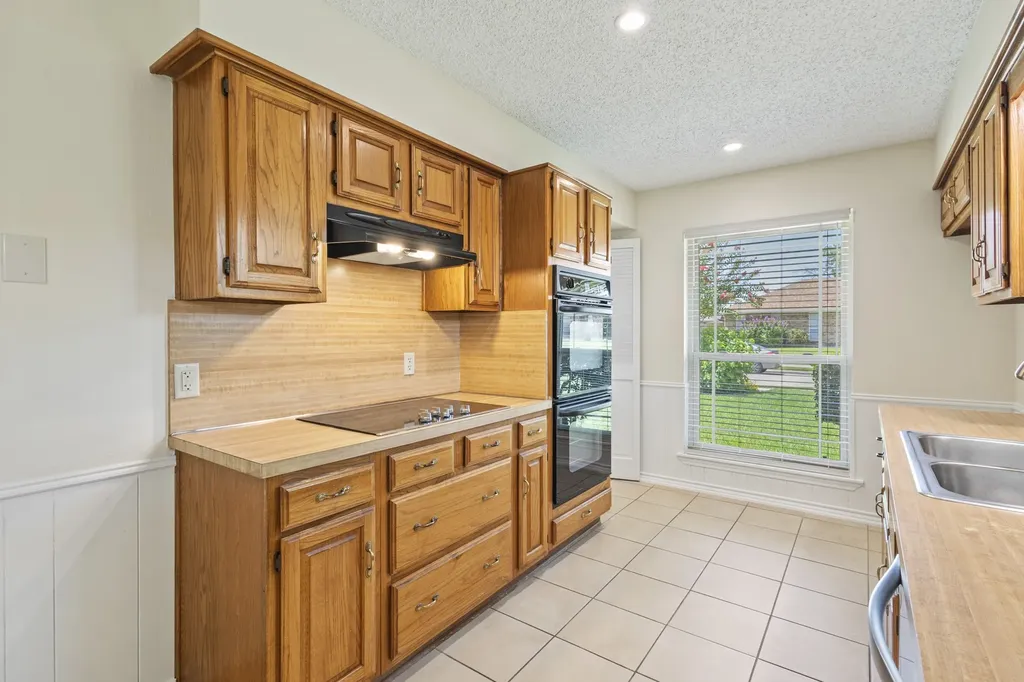 1610 Steenson Drive Carrollton TX 75007