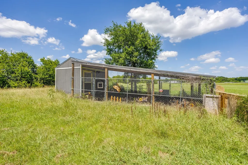 548 Hill County Road 4149 Grandview TX 76050