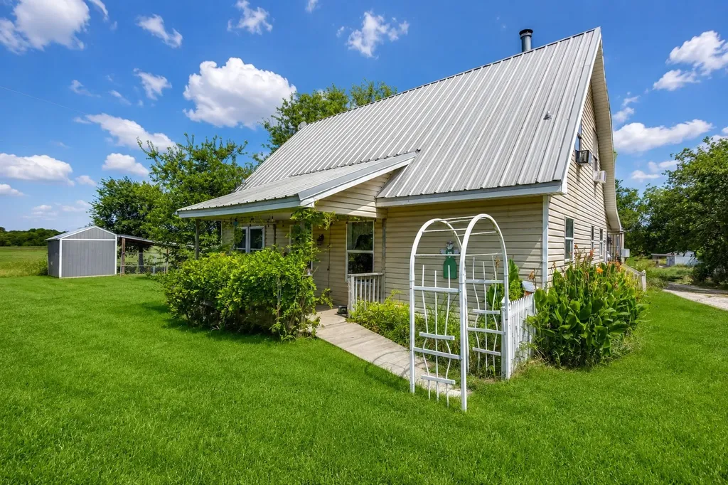 548 Hill County Road 4149 Grandview TX 76050