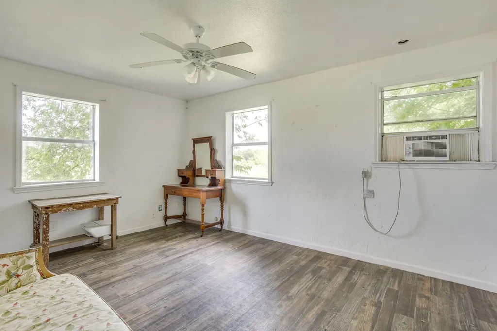 548 Hill County Road 4149 Grandview TX 76050