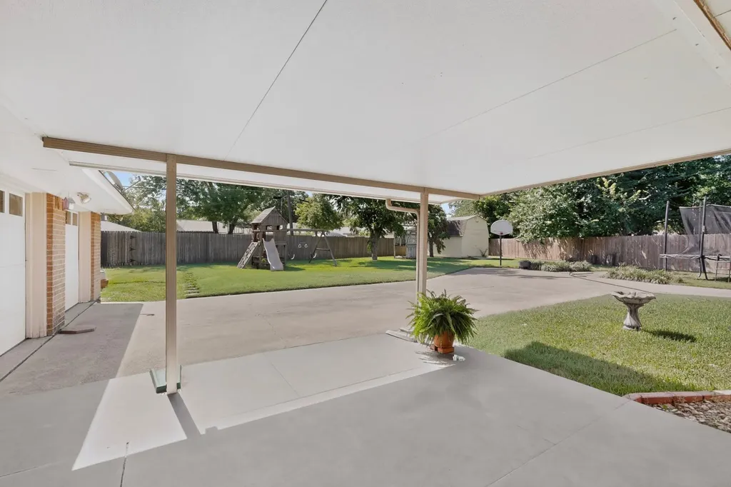 1702 Surrey Circle Grand Prairie TX 75050