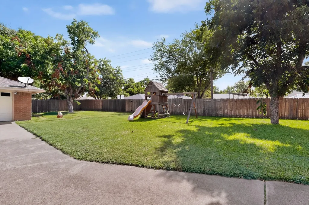 1702 Surrey Circle Grand Prairie TX 75050