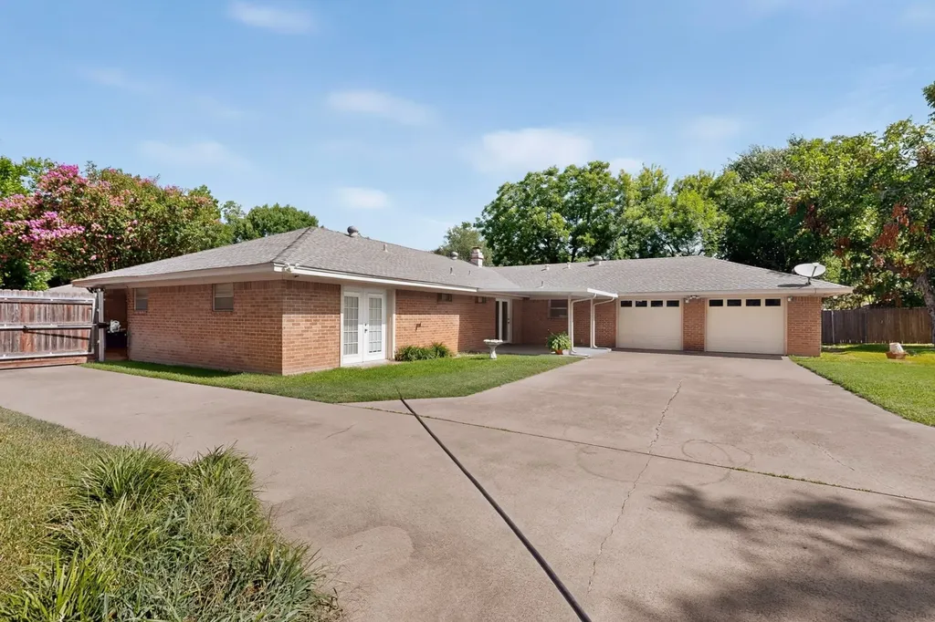 1702 Surrey Circle Grand Prairie TX 75050