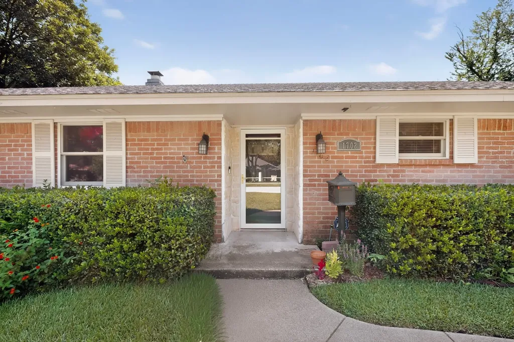 1702 Surrey Circle Grand Prairie TX 75050