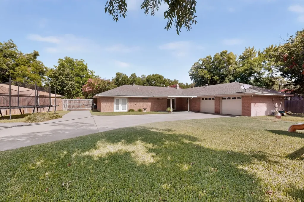 1702 Surrey Circle Grand Prairie TX 75050