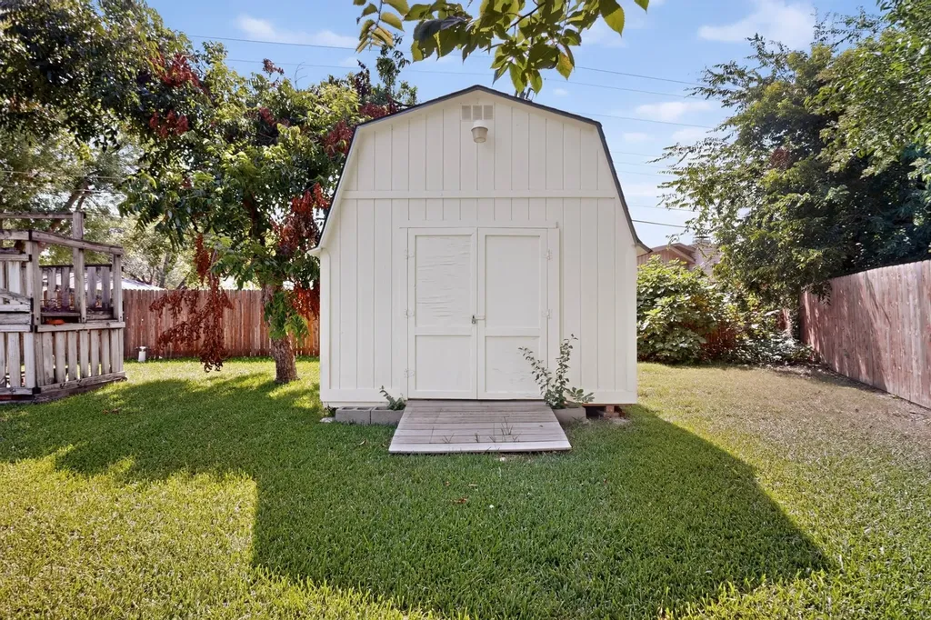 1702 Surrey Circle Grand Prairie TX 75050